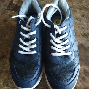 Tommy Hilfiger sneakers size 5